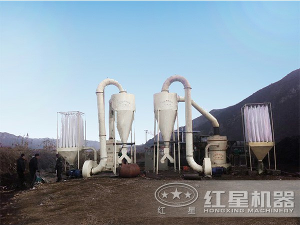 河北某鉀長(zhǎng)石磨粉機(jī)工作現(xiàn)場(chǎng) 河北某鉀長(zhǎng)石磨粉機(jī)工作現(xiàn)場(chǎng)
