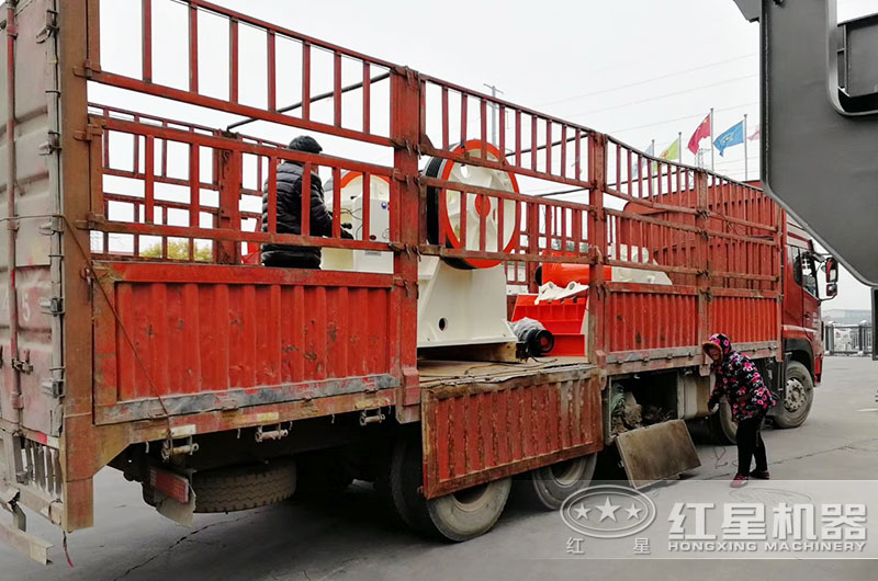 石塊打碎機設備裝車發貨 石塊打碎機設備裝車發貨