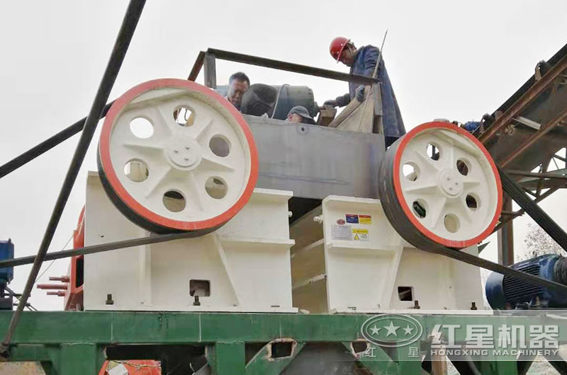 兩臺(tái)69顎式破碎機(jī)聯(lián)機(jī)作業(yè)現(xiàn)場(chǎng) 兩臺(tái)69顎式破碎機(jī)聯(lián)機(jī)作業(yè)現(xiàn)場(chǎng)