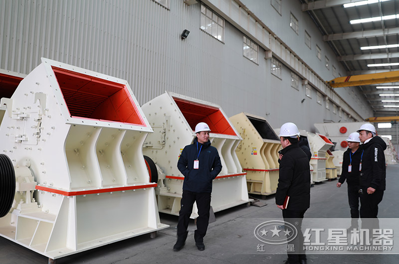 客戶來廠考察煤矸石錘破機(jī) 客戶來廠考察煤矸石錘破機(jī)